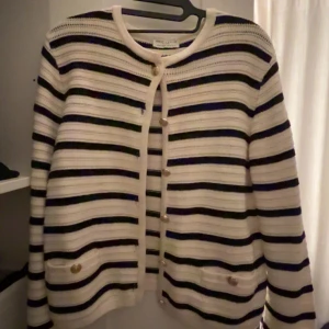 Randig kofta  - Fin och elegant kofta med knappat från Lindex, märket är Holly & Whyte. Den är endast använd en gång och har inga defekter förutom att lappen hänger dom på bild 2, den var så när jag köpte den. Ord priset var runt 400 