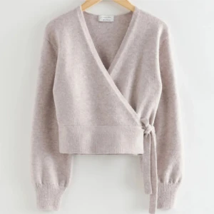 Other stories kofta - Superfin beige omlott kofta med knyt i sidan och långa ärmar. Säljer då den inte kommer till användning obs aldrig använd🩵☺️helt slutsåld