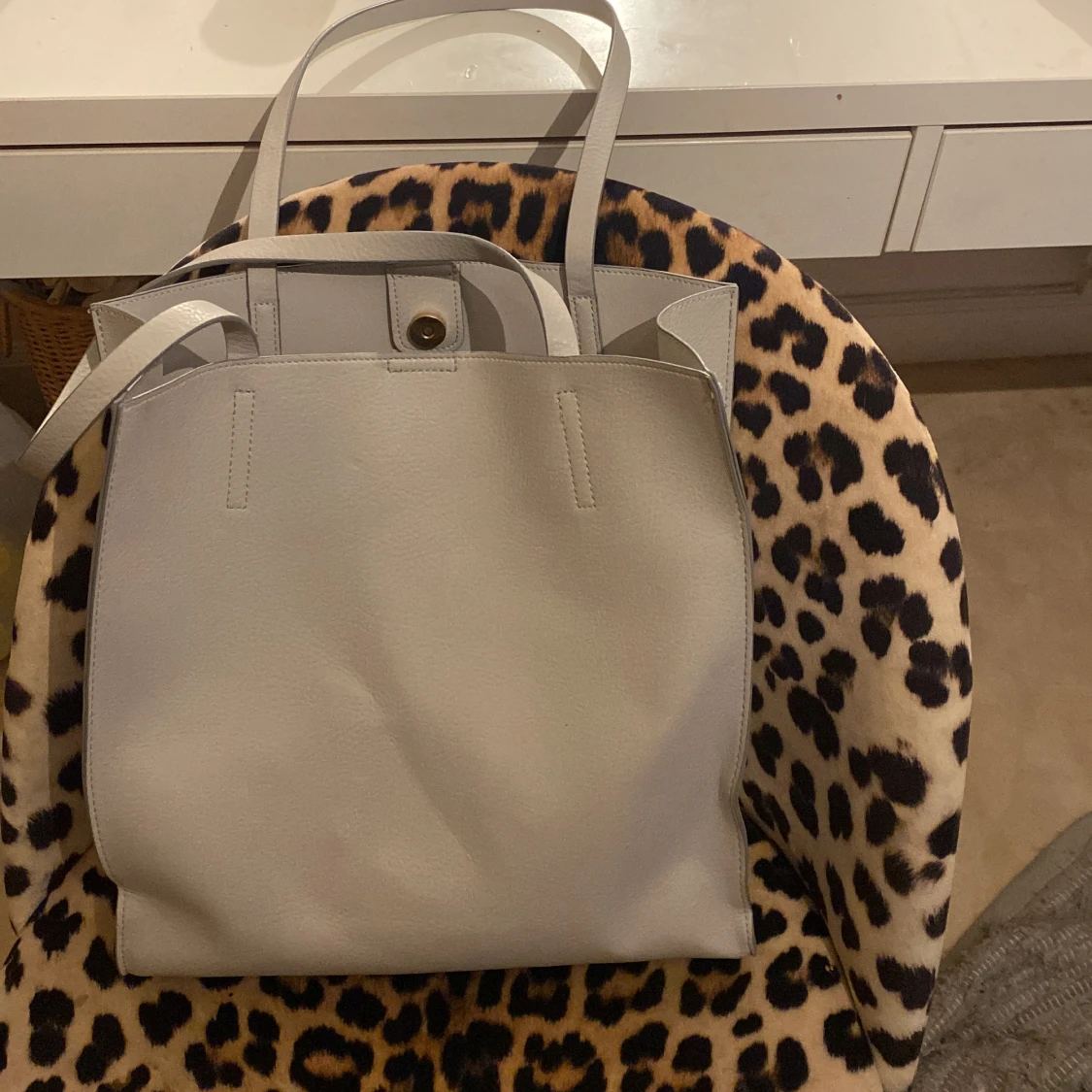 Ljusgrå shoppingväska från Even&Odd