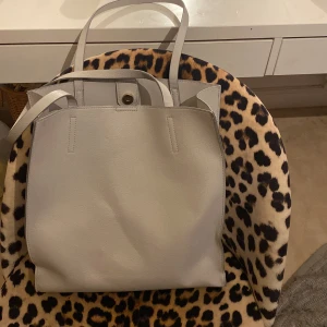 Ljusgrå shoppingväska från Even&Odd - Snygg och rymlig ljusgrå shoppingväska från Even&Odd med stilren design. Väskan har långa handtag, magnetknäppning och en innerficka🫶🏼