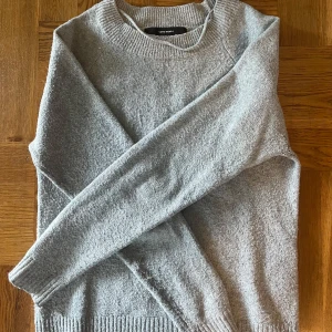 Ljusgrå stickad tröja från Vero Moda - Säljer en grå stickad tröja då den inte kommer till nån användning!! Tröjan kan vara lite nopprig men inget märkbart!!💕