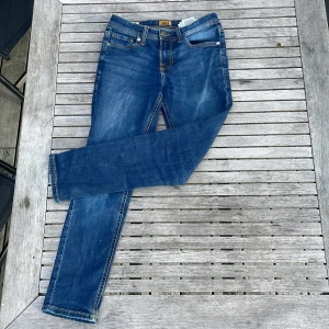 Blå jeans från Jack & Jones - Snygga blå jeans från Jack & Jones med klassisk femficksdesign och kontrastsömmar. Jeansen har slimfit passform och normal midja, perfekta till vardagslooken. Materialet är slitstarkt denim i bomull.