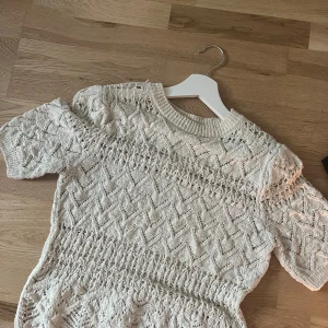 Beige stickad topp från Zara - Beige topp från zara!! Kommer inte till nån användning , storlek s men passar xs/m även💕