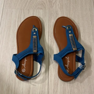 Sandaler  - Jättesnygga aldrig använda sandaler storlek 38 från Anngele. Perfekt för att lägga till lite extra till din outfit 