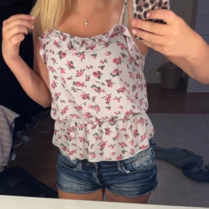 Blommig linnetopp från Bik Bok - Toppen är i storlek M men passar mig som har Xs till S