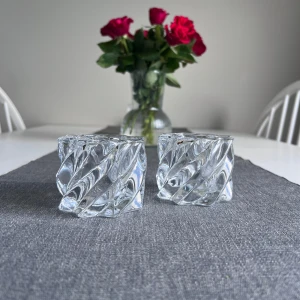 Ljushållare i glas - Säljer ett par ljushållare i glas som har en ”stjärn”-form, sedda ovanifrån. Väldigt fina, knappt använda 🤍 7cm i diameter och 6cm höga!
