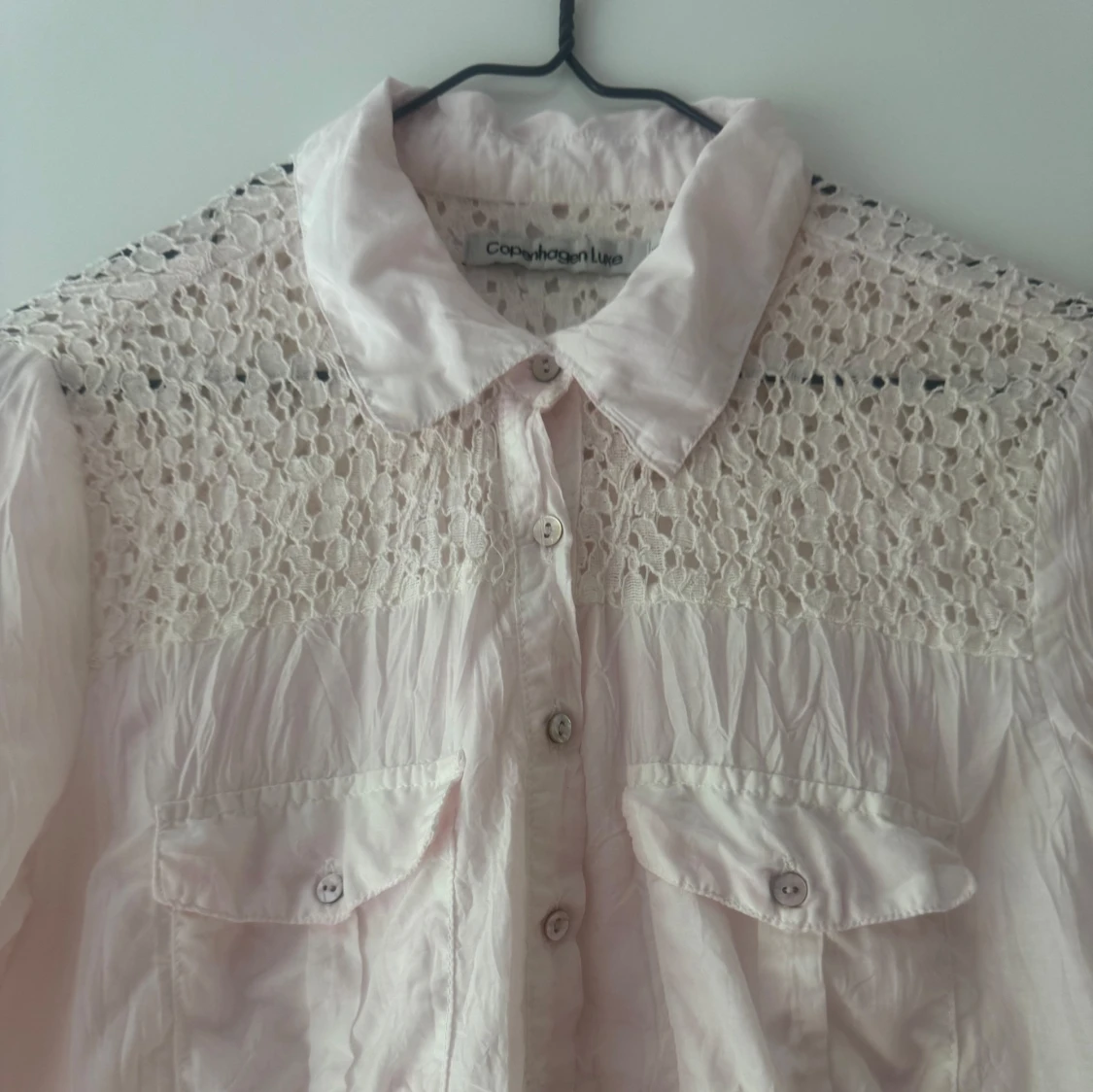 Ljusrosa skjorta med spets från Copenhagen Luxe - 2