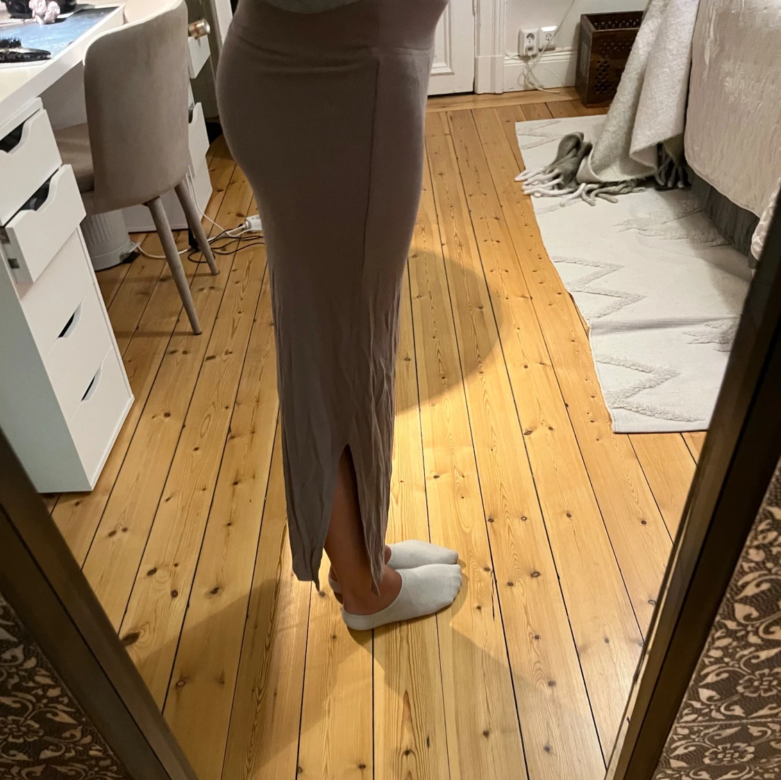 Beige långkjol med slits - 1