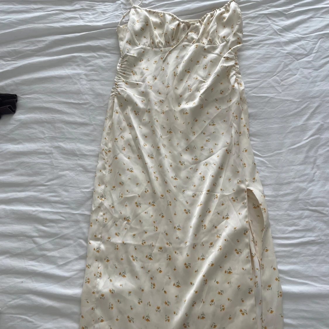 Ljusblommig långklänning med slits