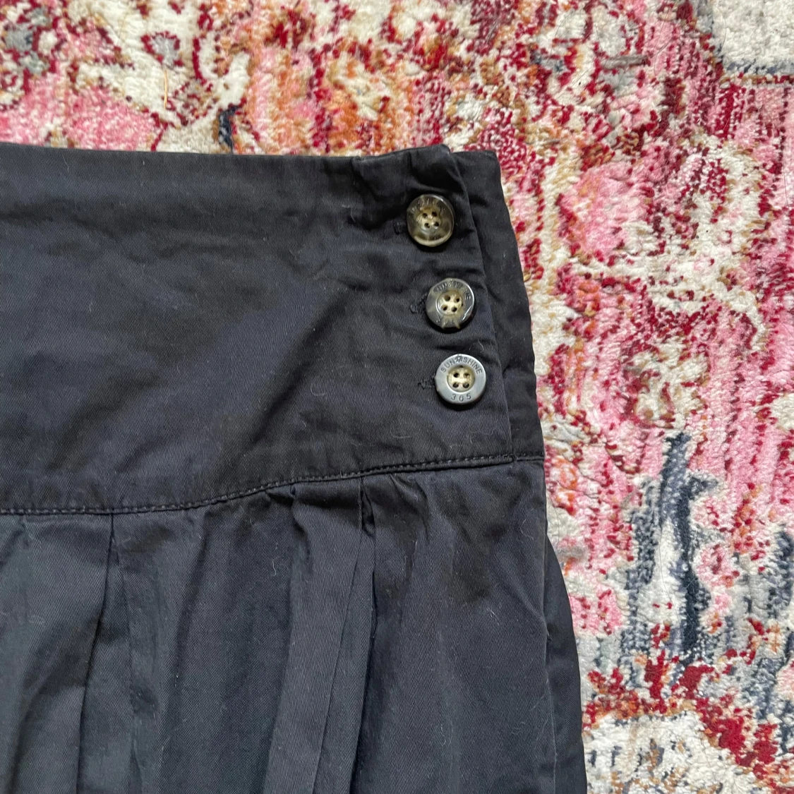 Kjol med knappdetaljer - 1