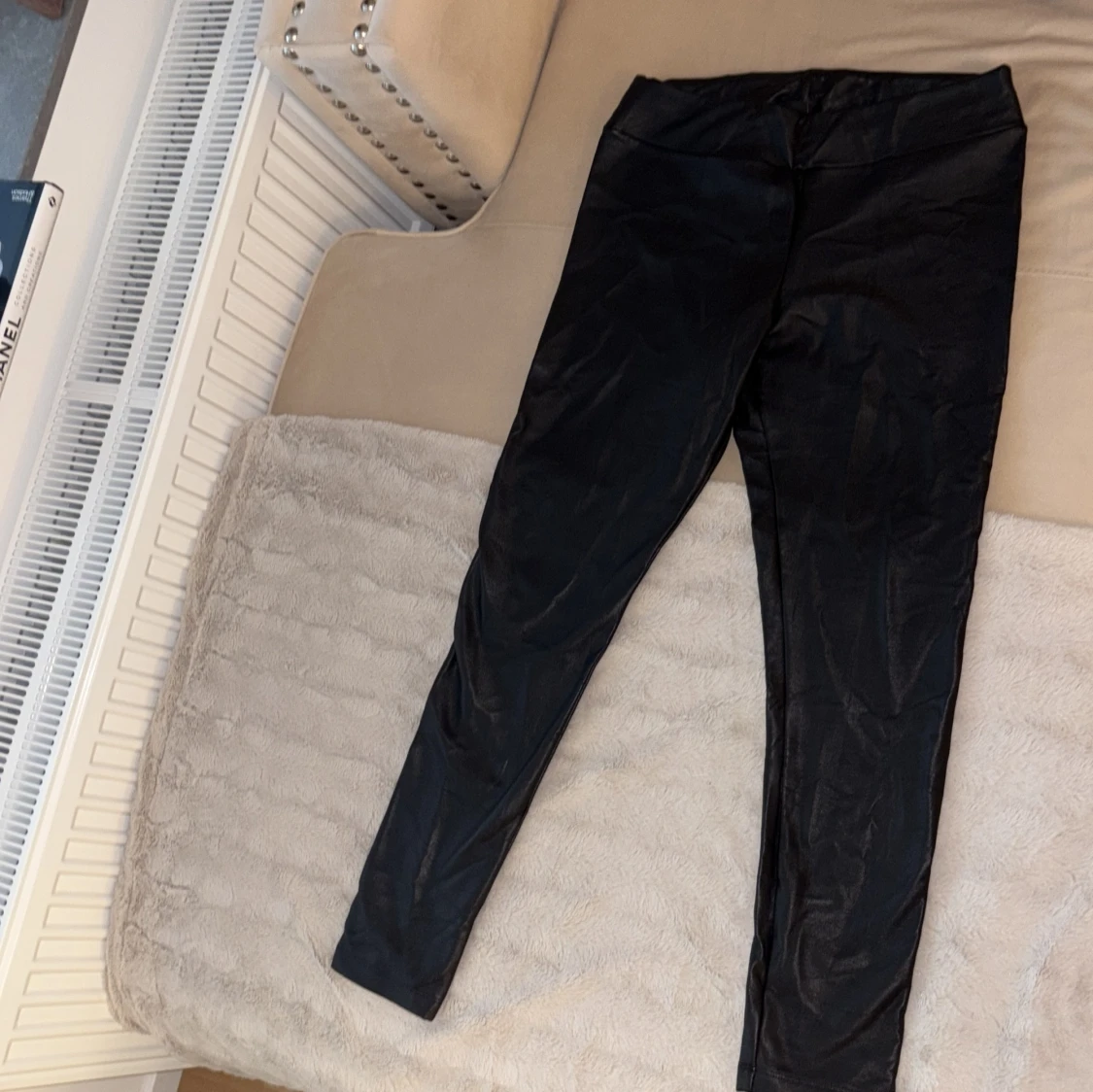 Svarta leggings i skinnimitation - 1