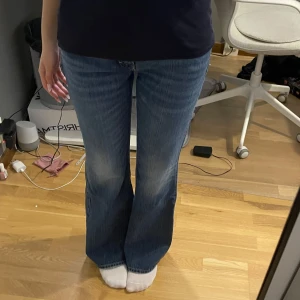Low waist bootcut jeans - Säljer ett par jättefina jeans från Weekday. De är low waist och supersnygga. Storlek: W27 L34