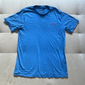 Blå t-shirt från Levi's i bomull - Snygg blå t-shirt från Levi's i mycket bra skick. Priset är ej hugget i sten! Tveka inte att skriva vid funderingar🤝