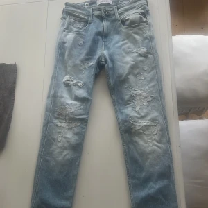 Replay jeans - Säljer ett par Replay Anbass jeans i storlek 29/32. De är uppsydda cirka en centimeter och kan sprättas upp ifall man är intresserad. Köpte dessa jeans från jeansbolaget för cirka 2100 och  använt dem en gång sen dess. Pris går att diskutera vid intresse!