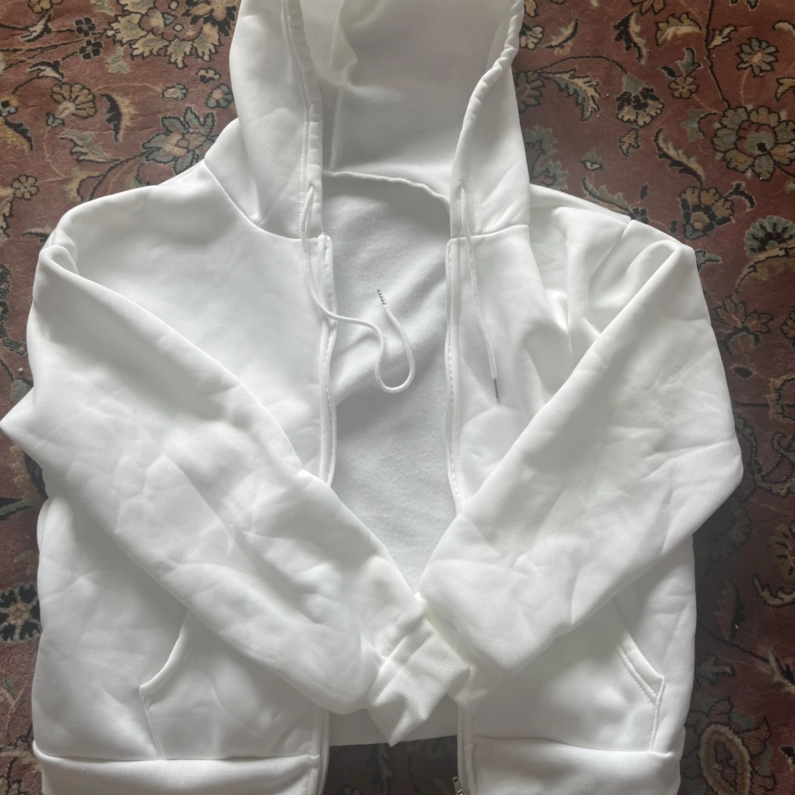 Vit hoodie med dragkedja och huva