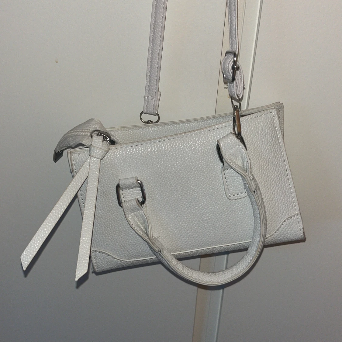 Vit axelväska i skinnimitation - 1