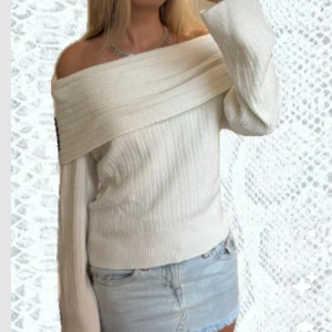 Offshoulder stickad tröja - Superfin offshoulder stickad tröja. Perfekt att styla med jeans eller kjol för en chill vibe. Endast använd två gånger. 