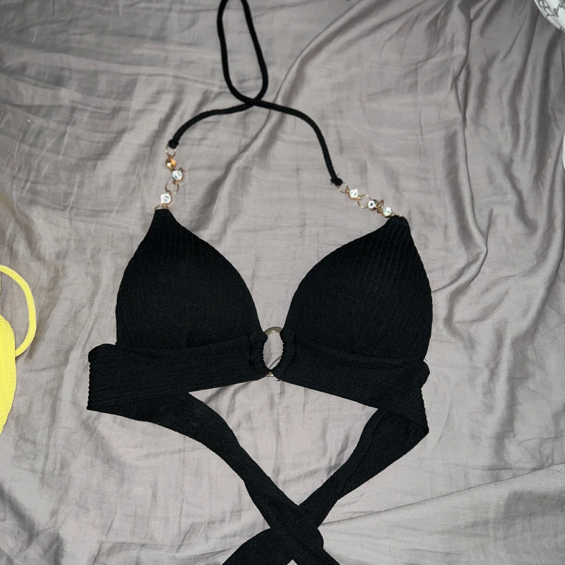 Svart ribbad bikiniöverdel med pärldetaljer - 2