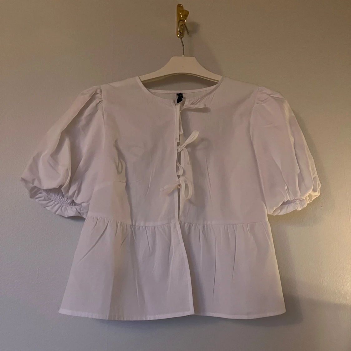 Vit blus med puffärm och knytningar