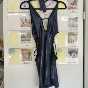 mörkblå festklänning - mörkblå festklänning, glansig och väldigt kort. PM för frågor å fler bilder 