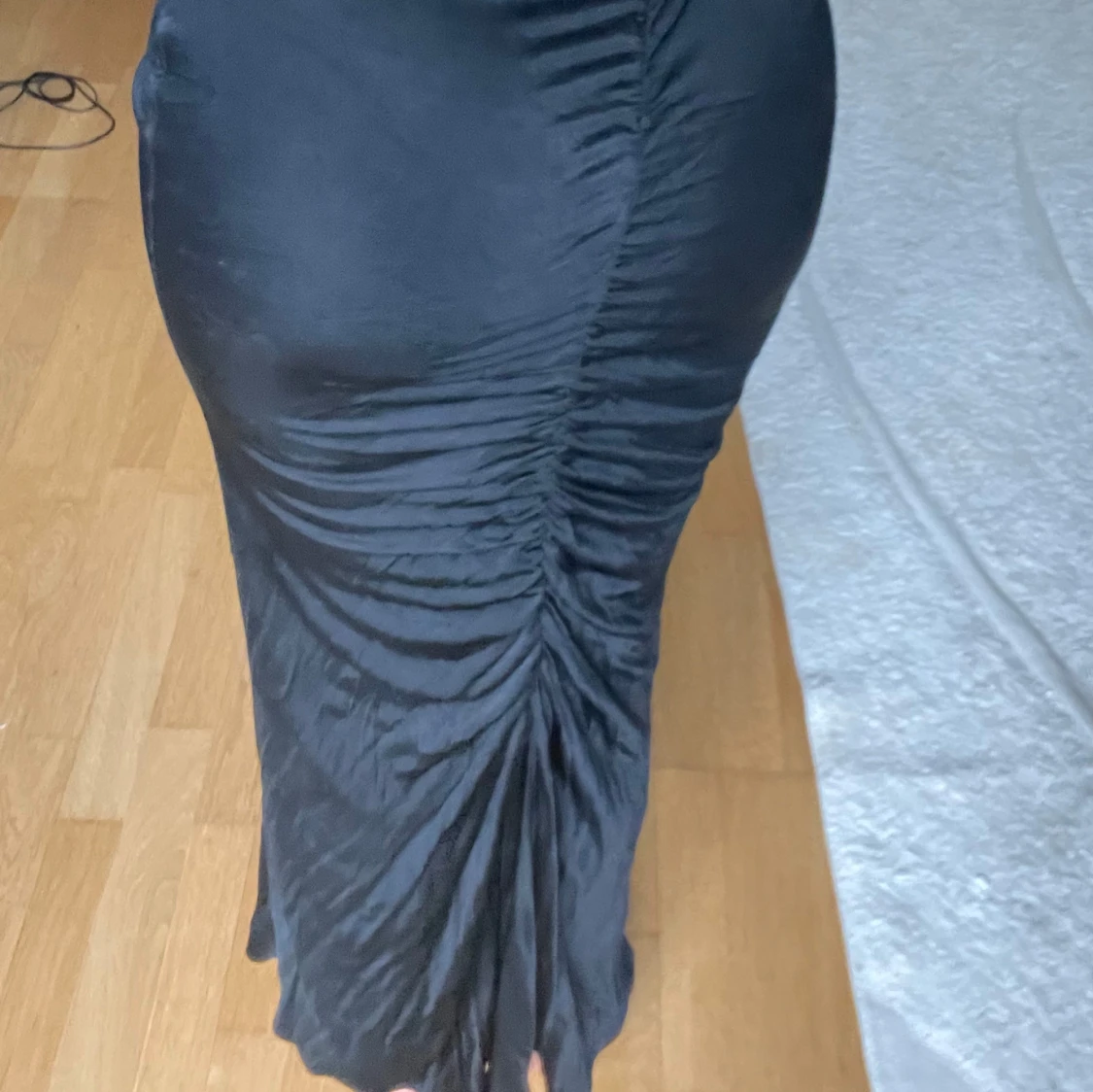 Svart långklänning med rynk och v-ringning - 2