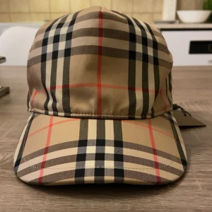Burberry keps - ÄR HELT ÖPPEN FÖR FÖRHANDLIG om ni vill sänka priset. Det är en helt ny Burberry keps.