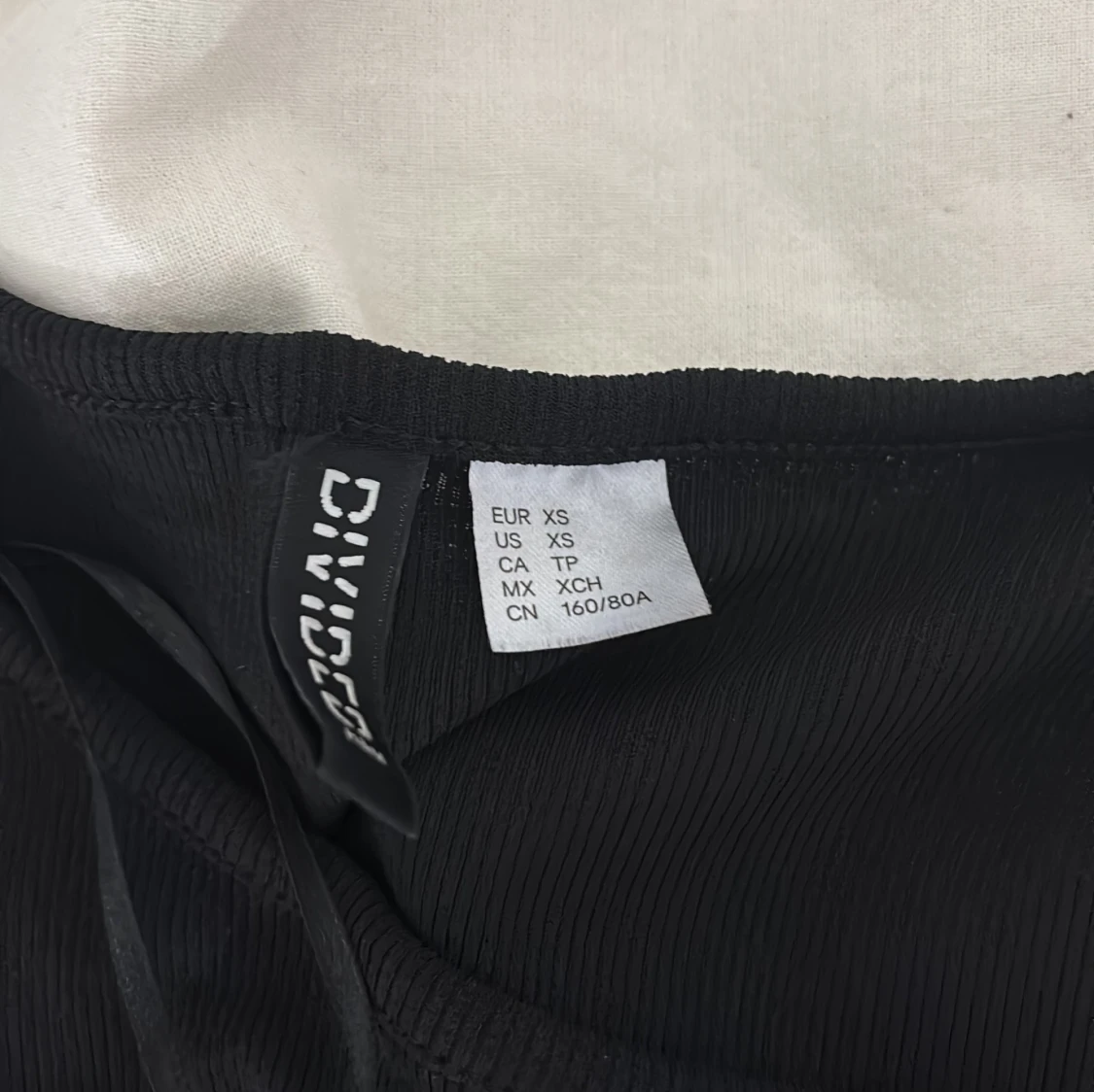 Svart tight kortklänning med snörning - 4