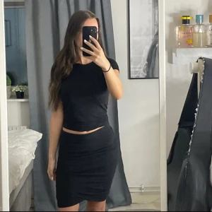 Svart tight midi kjol - Lindex storlek xs. Säljer en svart tight mellan lång kjol. Kjolen har en kroppsnära passform. 