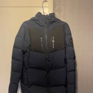 Sail Racing jacka  - Säljer nu min Sail racing jacka , använt fåtal gånger, Storlek 170, passar storlek S, köpt för 2900kr, pris kan diskuteras, hör av er vid fler frågor!