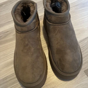 Brungröna boots från Graceland i mocka - Mysiga brungröna boots från Graceland med mjukt foder och grov sula. Skorna är i mocka och har en rund tå samt platt sula. Perfekta för kalla dagar när du vill hålla fötterna varma och sköna.
