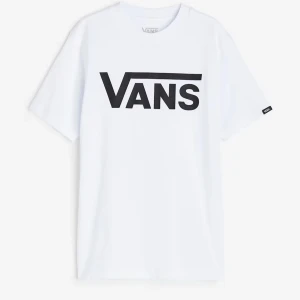 Vit Vans t-shirt!  - Vit t-shirt från Vans med stor svart logga framtill. Klassisk rund halsringning och korta ärmar. Tillverkad i mjuk bomull och har en liten Vans-tag på ärmen. (Porto tillkommer) 