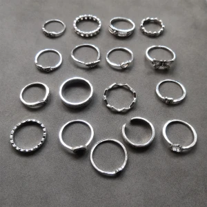 17 st vintage ringar  - 17st ringar med olika former och mönster. Materialet är alloy (156)