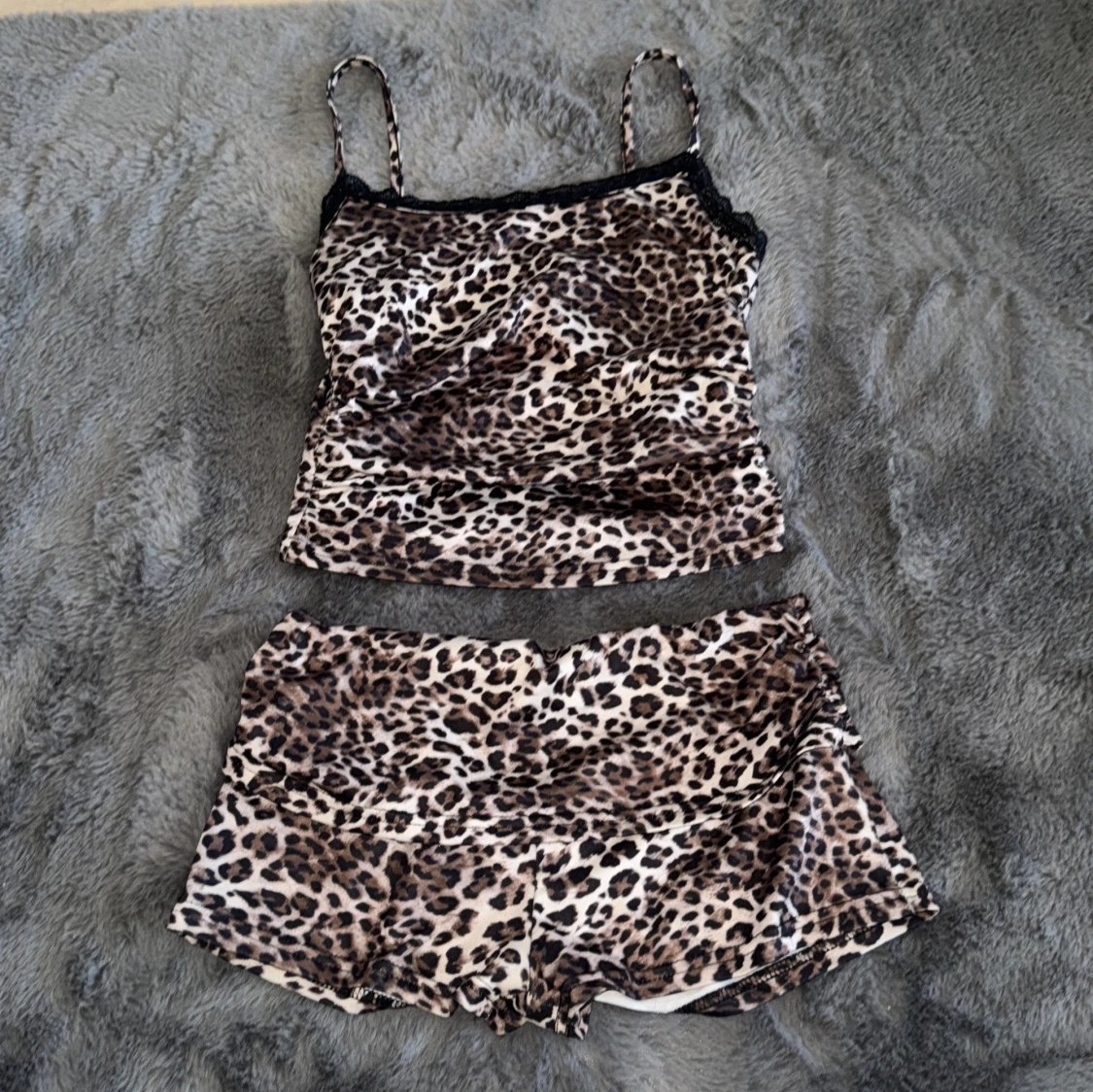 Leopardmönstrad linnetopp med spets