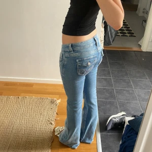 Ljusblå bootcut jeans med slitningar - INTRESSEKOLL!! Slutsålda jeans från Gina 14+. Är inte säker på att jag vill sälja. De är helt nya o slutsålda därav priset💓Det är modell tall och storlek s. Har tagit bort lappar men de är inte använda. 