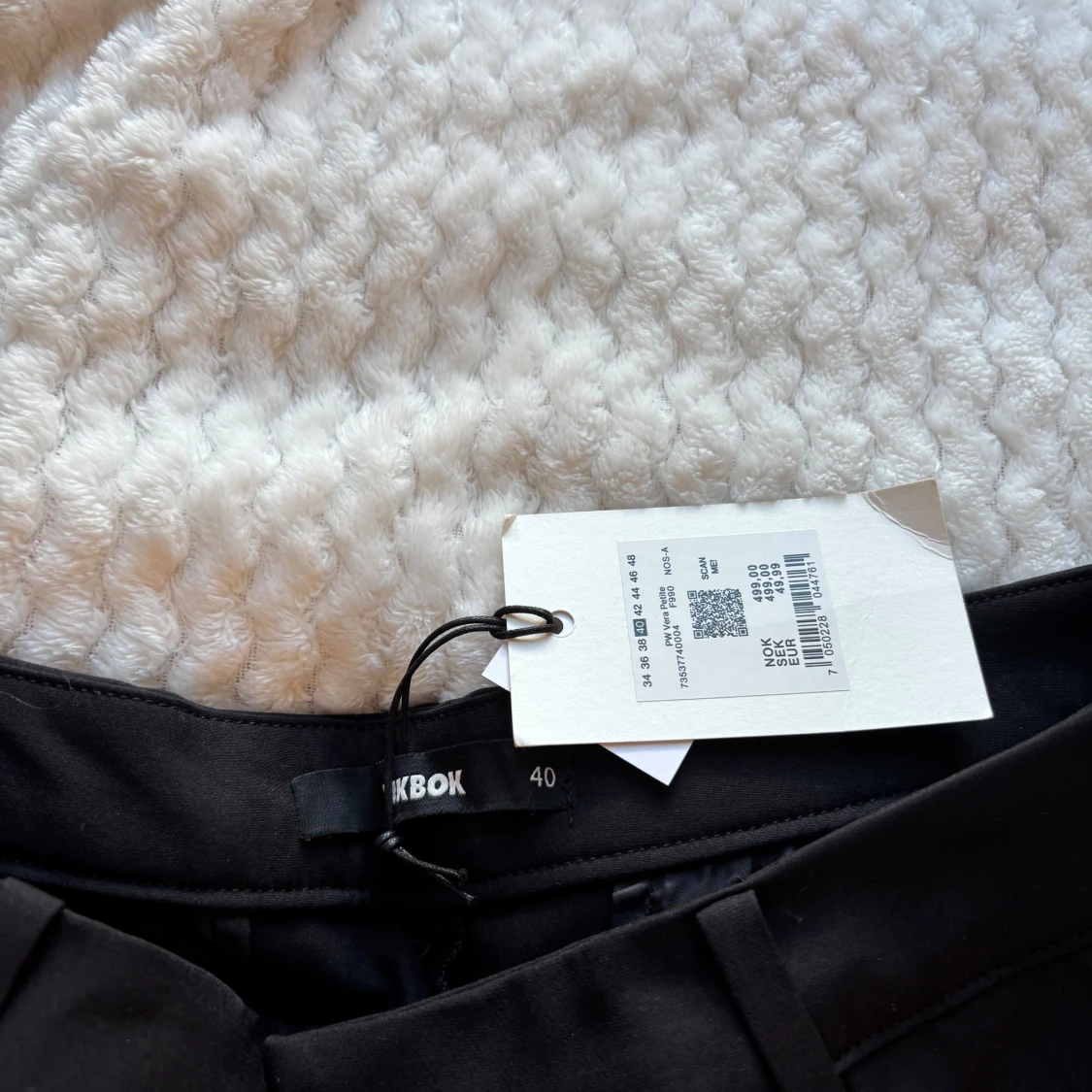 Svarta kostymbyxor från Bik Bok - 2