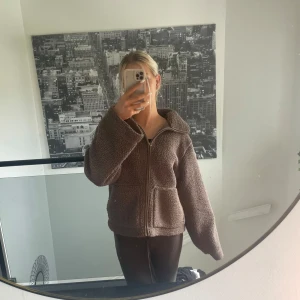 Brun teddyjacka lager157 - Mysig brun teddyjacka från lager 157 i storlek M. snålt använd fint skick