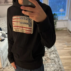 Polo Ralph lauren hoodie (NYSKICK)  - tjena! Säljer en as fet hoodie från Ralph Lauren, den är ny då jag inte har använt den nån gång, priset går att diskutera! Stor efterfråga på dessa🙌🙌