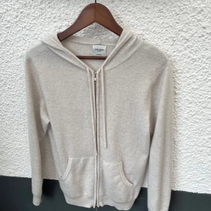Kashmir zip up - Säljer en zip up tröja från John Henric, den är i storlek S. 100%kashmir 