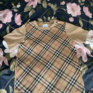 Burberry T-shirt  - Hjälper till och sälja min brors burberry tröja. Det är storlek 140 men skulle säga att den är rätt mycket större i storleken och passar upp t 152. Köpt på Nk 1500 därför sätter vi priset på 600kr