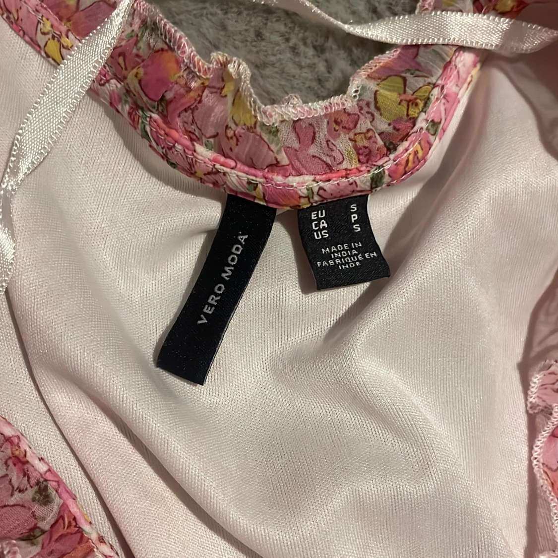 Blommig rosa kortklänning Vero Moda - 1
