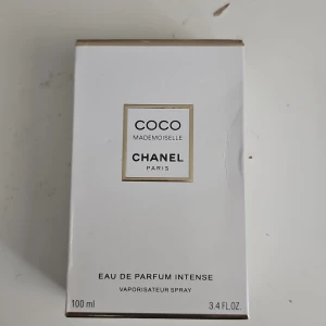 Chanel Coco Mademoiselle EdP Intense 100ml - Lyxig parfym från Chanel, Coco Mademoiselle Eau de Parfum Intense i 100 ml flaska. Kommer i elegant vit och guldig kartong med stilren design. En ikonisk doft med intensiva och sofistikerade noter, perfekt för dig som vill sticka ut.