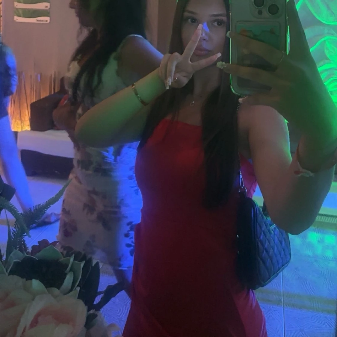 Röd kort klänning med smala axelband - 1