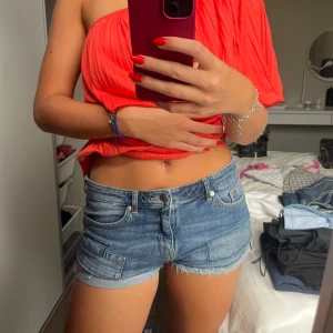 Lågmidjade shorts - Snygga detaljer