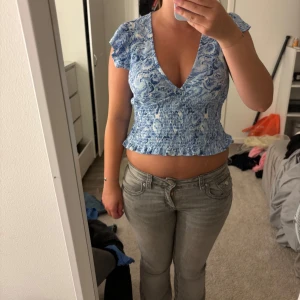 Blå/vit mönstrad tröja från gina tricot  - Jag säljer en oanvänd blå/vit tröja från gina tricot, tröjan är i storlek M och har en v ringning. Pris kan diskuteras 