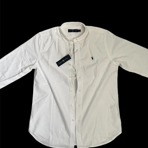 Ralph lauren skjorta - Säljer en sprillans ny Polo Ralph Lauren skjorta. Skickar med den med ettiketer och ralph laurens orginal påse. Storlek S. Passar perfekt på mig som är 170 och väger 65 kg