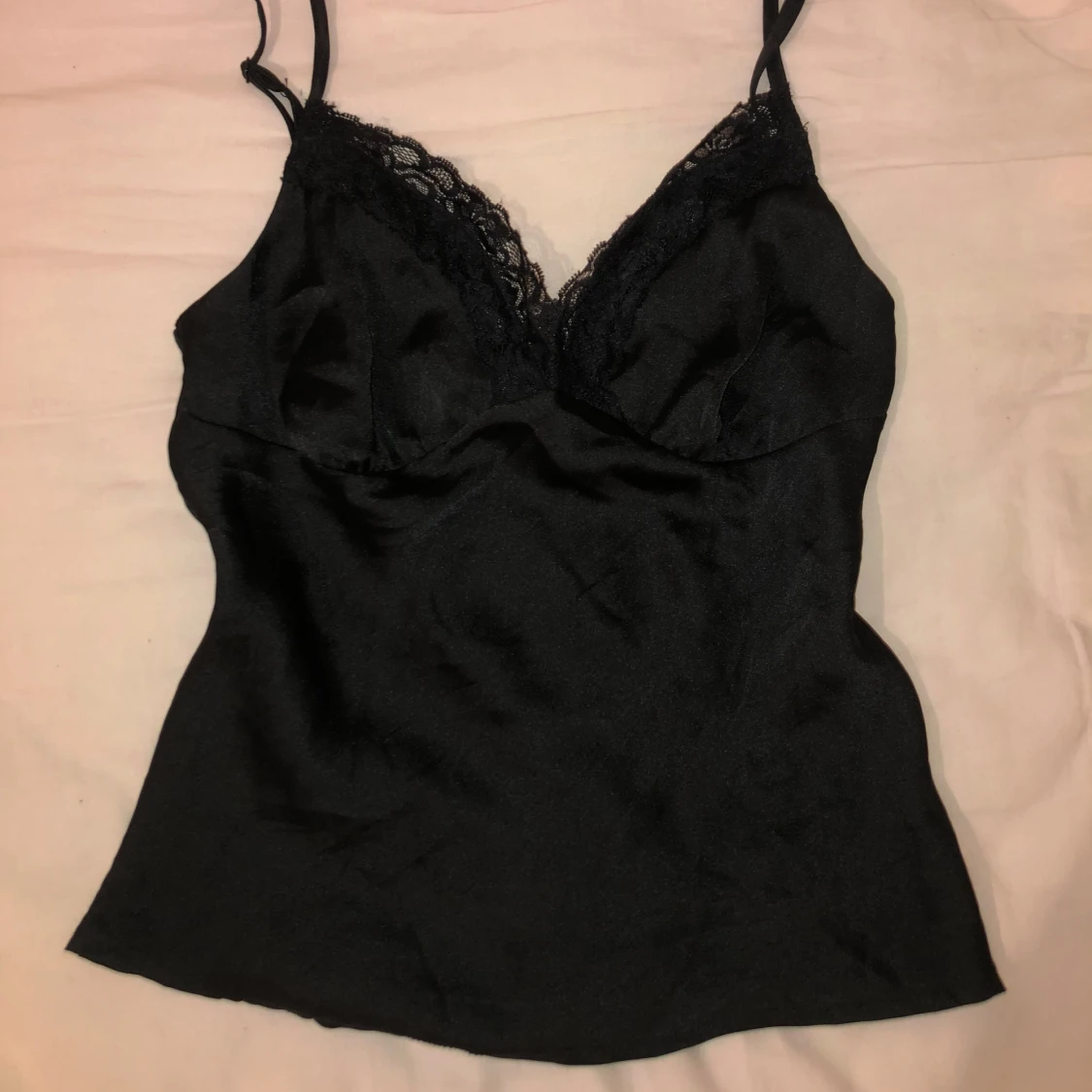 Svart satinlinnetopp från GLASSONS