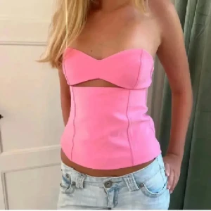 Rosa Zara topp - Jättefin rosa topp från Zara den är i fint skick då jag knappt har använt den då den är lite för stor🫶🏻