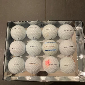 Titleist Pro V1 12 st - 12 Stycker Titleist Pro V1. Dom flesta är i riktigt bra skick men några lite mer använda. Inga skador bara lite smutsiga/målade på. Nypris för ett dussin är 600-700kr.