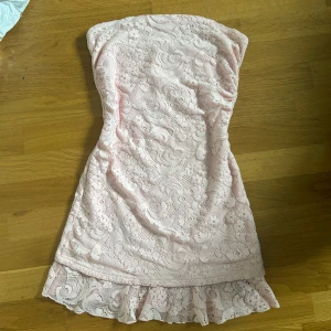 Ljusrosa spetsklänning från Zoul - Axelbandslös klänning i fint skick 