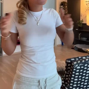 Gina tricot vit soft touch tshirt - Kommer i fint skick. 